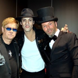 Avec les sosies d'Elton John et Christophe Maé.